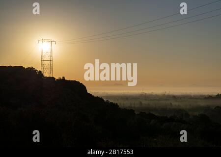 Elektrischer Turm Sonnenaufgang auf einem Hügel im Santa Susana Pass State Historic Park in Los Angeles, Kalifornien. Stockfoto