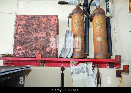 Alte Feuerlöschgeräte in Station W, einer alten britischen wissenschaftlichen Forschungsstation auf der Detaille Island, Graham Land, Antarktis. Stockfoto