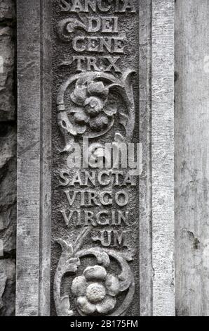 Architektonisches Detail des Eingangs zur katholischen Kirche St. Augustines in Cork Stockfoto