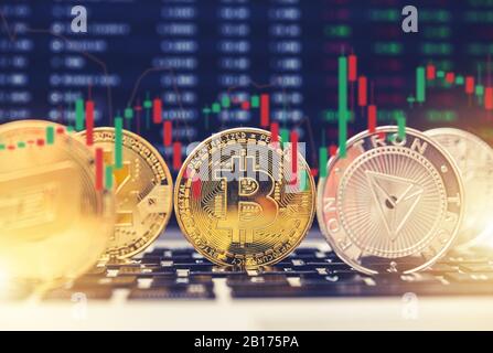 Cryptocurrency Market Value Chart Konzept. Tron-, Bitcoin-, Z Cash- und Dash-Münzen auf der Computertastatur. Stockfoto