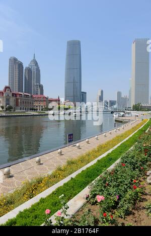 Blick über den Fluss Haihe zum Tianjin World Finance Center, Jiefang Bridge und Dagu Bridge, Tianjin, China, vor dem Bahnhof Tianjin Stockfoto