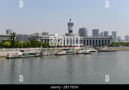 Bahnhof Tianjin, der über den Fluss Haihe, Tianjin, China, zu sehen ist Stockfoto