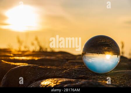 Ein Lensball gegen eine warme Morgensonne Stockfoto