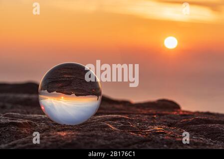 Ein Lensball gegen eine warme Morgensonne Stockfoto