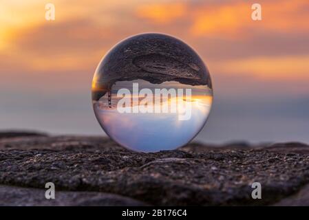 Ein Lensball gegen eine warme Morgensonne Stockfoto