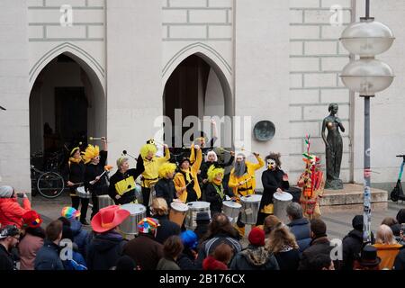 München, Deutschland - 23. Februar 2020: Die Street-Percussion-Band Drumadama spielt ihre explosiven Rhythmen in bunten Karnevals-Outfits. Die öffentliche Gangart Stockfoto