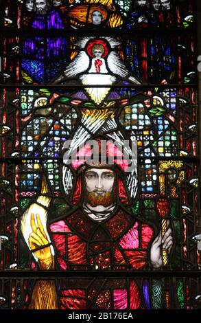 Saint Finbarr Fenster von Harry Clarke in der Honan-Kapelle in Cork Stockfoto