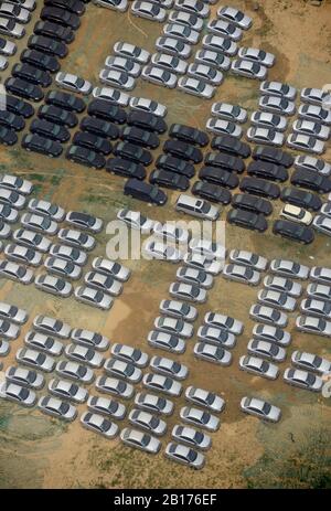 Von oben auf der Aussichtsplattform des Fernsehturms Zhongyuanfu in Zhengzhou, Provinz Henan, China, gelagerte Autos Stockfoto