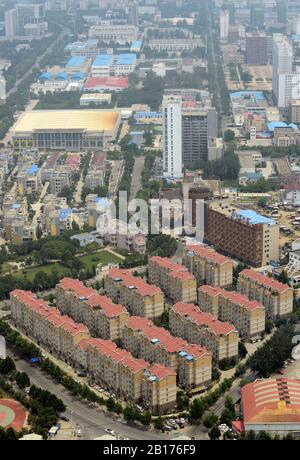 Blick von oben auf eine Wohnanlage in der Nähe des Fernsehturms Zhengzhou oder Zhengyuanfu in Zhengzhou, der Hauptstadt der Provinz Henan, China Stockfoto