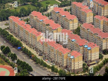 Blick von oben auf eine Wohnanlage in der Nähe des Fernsehturms Zhengzhou oder Zhengyuanfu in Zhengzhou, der Hauptstadt der Provinz Henan, China Stockfoto
