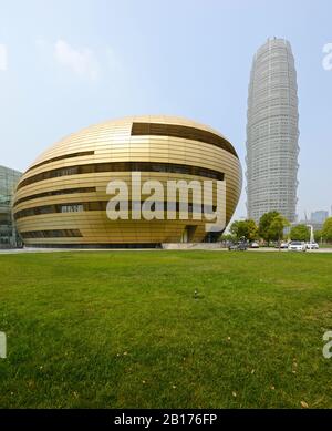 Greenland Plaza Büro- und Hotelgebäude im Zhengdong Bezirk, Zhengzhou, Provinz Henan, China, mit Henan Kunstmuseum im Vordergrund Stockfoto