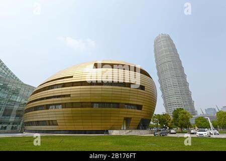 Greenland Plaza Büro- und Hotelgebäude im Zhengdong Bezirk, Zhengzhou, Provinz Henan, China, mit Henan Kunstmuseum im Vordergrund Stockfoto