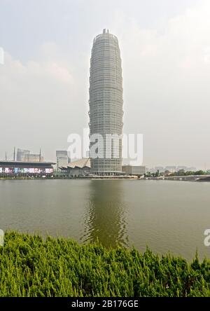 Greenland Plaza Büro- und Hotelgebäude im Zhengdong Bezirk, Zhengzhou, Provinz Henan, China. Umgangssprachlich als die 'Maiskolben' bekannt. Stockfoto