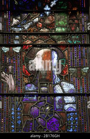 Saint Gobnait, der Schutzpatron der Imker in einem Glasfenster von Harry Clarke in der Honan-Kapelle in Cork Stockfoto