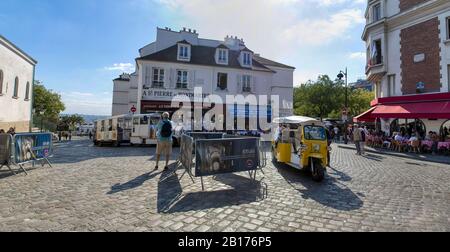 Paris, Frankreich - 17. September 2019: Der Platz "Jean Marais" ist ein malerischer Ort im Viertel Montmartre in der Nähe der Basilika von 'Sacré-Coeur', Stockfoto