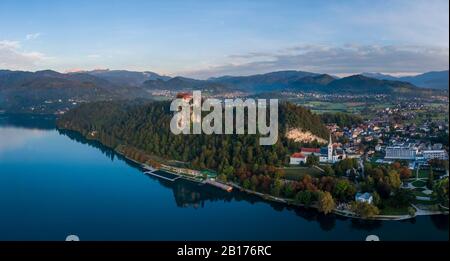 Luftbild von Bled See und Schloss Stockfoto