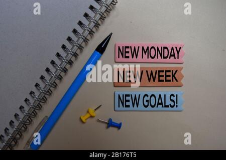 Neuer Montag, Neue Woche, Neue Ziele! Auf den Haftnotizen mit Büroschreibtisch Stockfoto