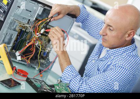 Computer Engineer, der an der Konsole defekt Stockfoto