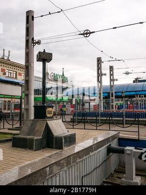Kilometerindikator Entfernung von Moskau nach Wladiwostock, Transsibirische Eisenbahn, Bahnhof Jaroslawsky, Moskau, Russland Stockfoto