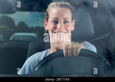 Schöne Frau, die Auto fährt Stockfoto