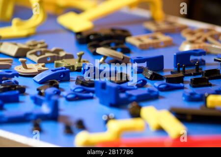 Kleine Details aus blauem Kunststoff. Stockfoto