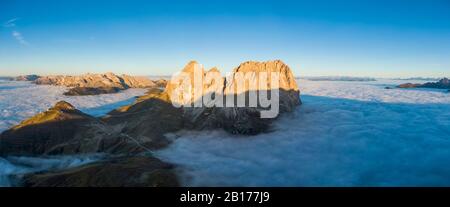 Antenne Panorama von Cloud Meer bei Sella Pass zwischen den Provinzen Trentino und Südtirol, Dolomiten Stockfoto