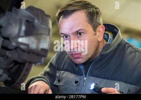 Mechaniker arbeiten auf einem Auto Stockfoto