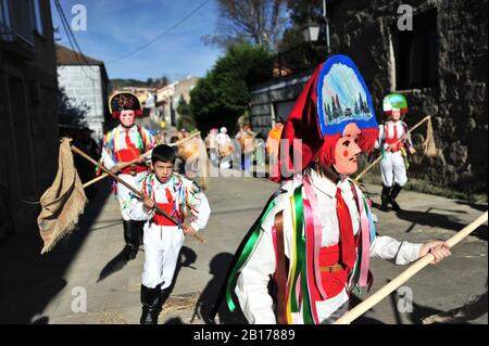 Vilardevos, Galicien, Spanien. Februar 2020. Chocalerios marschiert während der Parade durch die Straßen.Vilardevos Parade ist ein typischer Karneval von Galicien, einer Kleinstadt in der Provinz Orense, Das feiert Karneval auf angestammte Art und Weise, chocaleiros (Teilnehmer) Parade durch die Straßen gekleidet in Masken und bunten Kostümen, klingend ihre Cowglocken, genannt ''chocas'', durch die Stadt zum Klang von Musik und Bands mit großen Trommeln, die alle Nachbarn rumpeln lassen. Kredit: Elsa A Bravo/SOPA Images/ZUMA Wire/Alamy Live News Stockfoto