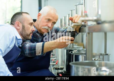 Nahaufnahme der Arbeiter, die Bier kontrollieren Stockfoto