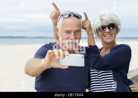 Älteres Paar macht Spaß selfie Stockfoto