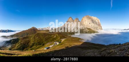 Panorama des Wolkenmeeres am Bergpass Sella zwischen den Provinzen Trentino und Südtirol, den Doldern Stockfoto