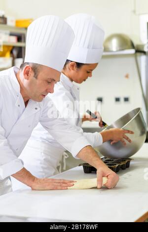 Arbeiter in einem Backwarenladen Stockfoto