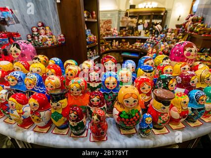 Russische PuppenSouvenirs, KAUFHAUSANZEIGE FÜR GUMMI, Moskau, Russische Föderation Stockfoto