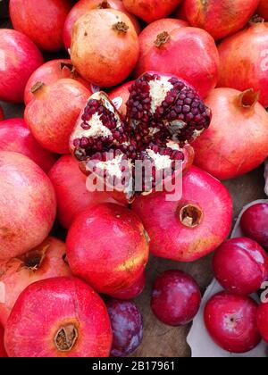 Granatapfel, Anar (Punica granatum), offener Granatapfel auf einem Karjet-Stand, Spanien, Balearen, Mallorca Stockfoto
