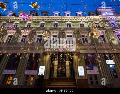 Moskauer Staatliches Akademisches Kammermusiktheater in der Nacht mit Straßenbeleuchtung, Nikolskaja Straße, Moskau, Russland Stockfoto