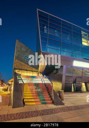 Darmstadio, Hessen, Deutschland - 07. Feb 2020: Darmstadion-Wissenschaftszentrum, Westeingang am Hauptplatz, Stadt Darmstadt-Hessen, Deutschland. Stockfoto