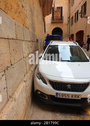 Parkplatz in der Nähe einer Mauer in der Altstadt von Alcúdia, Spanien, Balearen, Mallorca, Alcudia Stockfoto