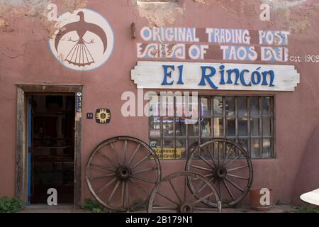 Ältester Handelsposten in Taos seit dem Jahr 1909. Verfügt über alle Arten von Schmuck, Geschenken, Künsten usw., Die Über Generationen in Familienbesitz sind. Beliebter Touristenort. Stockfoto