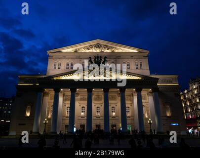 Das Bolschoi-Theater leuchtete nachts mit Menschen auf dem Platz, dem Theaterplatz, Moskau, Russische Föderation Stockfoto