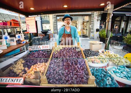 Man verkauft traditionelle belgische Süßigkeiten, Cuberdon Stockfoto