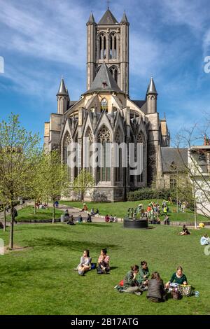 Gent Wahrzeichen, St. Nikolauskirche. Die Menschen genießen an sonnigen Tagen rund um die Kirche. Stockfoto