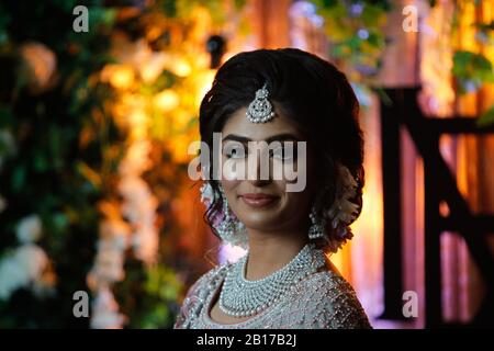 Ein Modell posiert für ein Bild während der Asian Wedding Show in Manchester, 23. Februar 2020. Stockfoto
