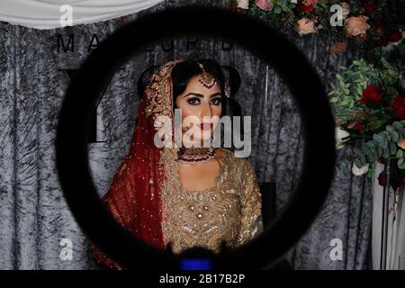 Ein Modell posiert für ein Bild während der Asian Wedding Show in Manchester, 23. Februar 2020. Stockfoto