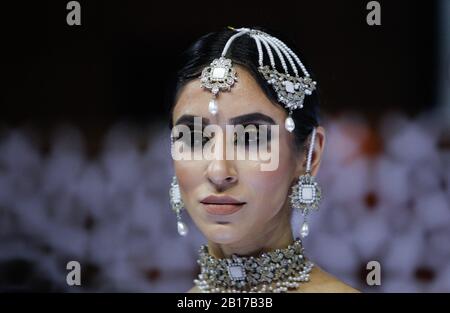 Ein Modell zeigt eine Kollektion von Aisha Naheed während der Asian Wedding Show in Manchester, 23. Februar 2020. Stockfoto