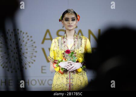 Ein Modell zeigt eine Kollektion von Hamail während der Asian Wedding Show in Manchester, 23. Februar 2020. Stockfoto