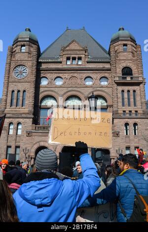 Ein Protestler fordert eine Dekolonisierung außerhalb des Ontario Legislative Building während der Stillgelegten Proteste Kanadas Solidarität mit den Wet'suwet'en. Stockfoto