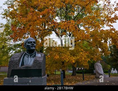 Lenin-Büste-Skulptur und Herbstbäume, Muzeon Art Park Skulpturen Park oder Park der Gefallenen Helden, Moskau, Russische Föderation Stockfoto