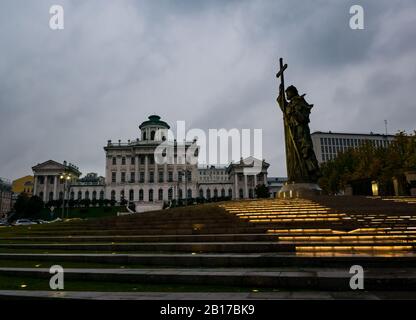 Denkmal für Wladimir die Große und russische Staatsbibliothek, Borovitskaja-Platz, Moskau, Russland Stockfoto