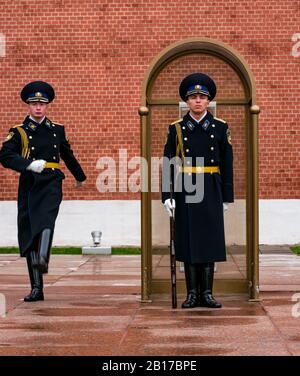 Wachinspektion des Kreml mit marschierendem russischen Solider, Grab des Unbekannten Soldatenkriegsdenkmals, Alexander Gardens, Moskau, Russland Stockfoto