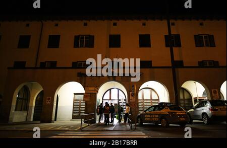 Brenner, Italien. Februar 2020. Polizei und Rotes Kreuz stehen vor dem Eingang der Brennerstation. Aus Angst vor Coronavirus-Infektionen wurden am Sonntagabend zwei Züge auf der zentralen Brennerstrecke zwischen Italien und Österreich angehalten. Rund 500 Passagiere mussten stundenlang warten, bevor die Behörden in Österreich kurz vor Mitternacht grünes Licht für die Weiterfahrt gaben. Credit: Angelika Warmuth / dpa / Alamy Live News Stockfoto